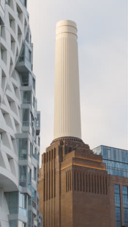 Video-Vertical-Que-Muestra-El-Desarrollo-De-La-Central-Eléctrica-De-Battersea-En-Londres,-Reino-Unido,-Con-Apartamentos-De-Lujo